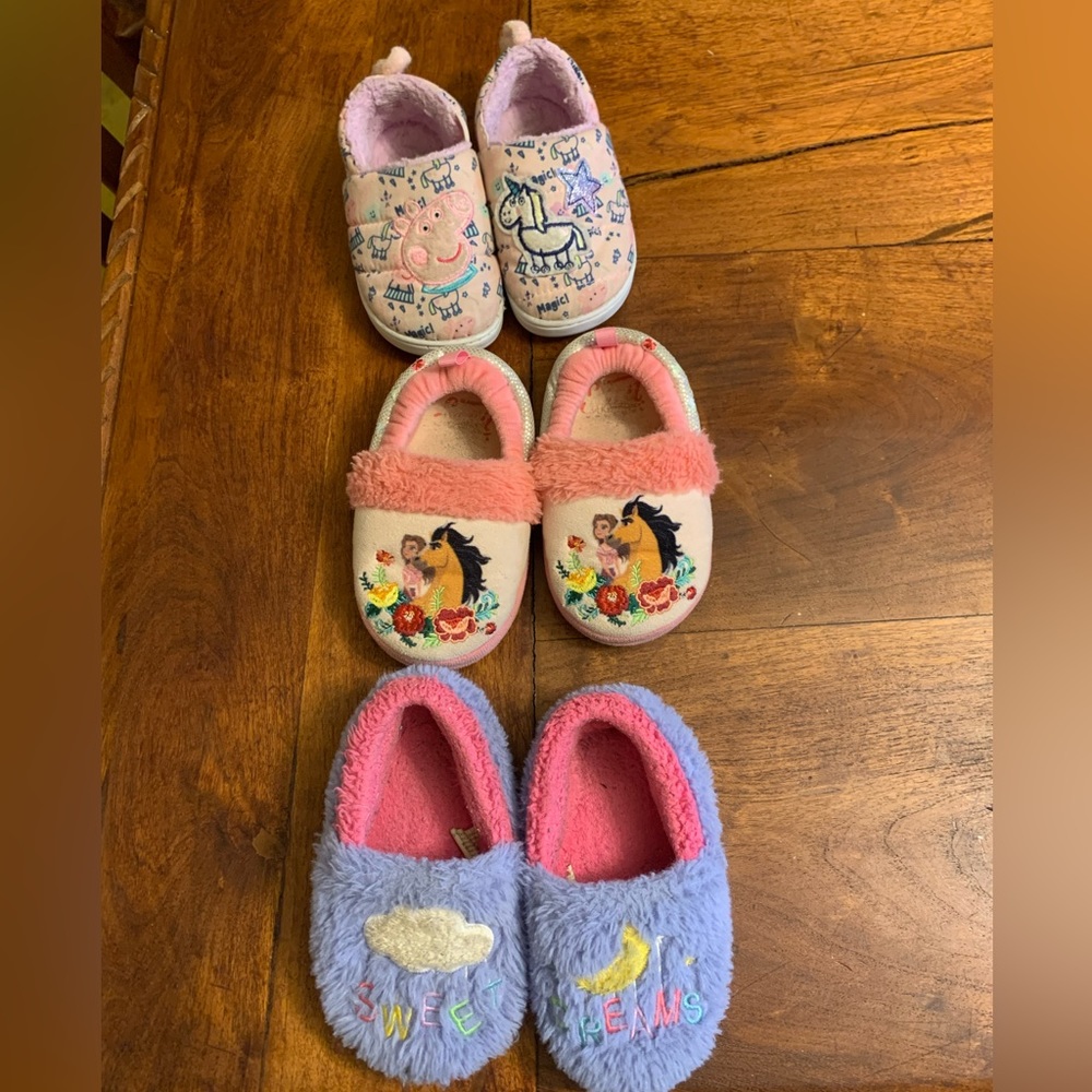 7/8 Toddler Slippers - Gently Used